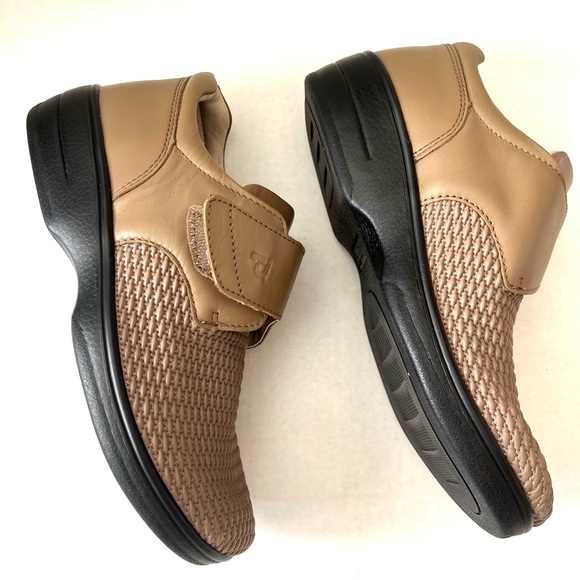 Propet Stretchable Olivia Comfort Shoe Wide 2E - Picture 4 of 12